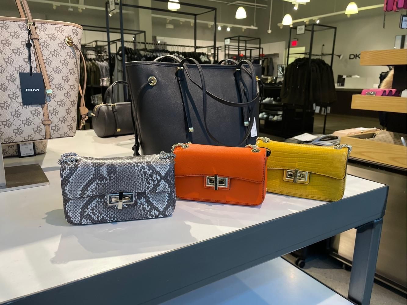 国内発送【DKNY】ラブン ストーンズ ストラップ SHIPS any:〈洗濯機可能〉USAコットン 裏起毛 クルーネック